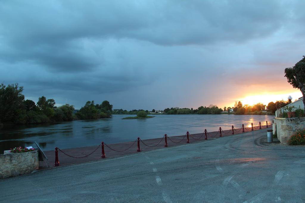 Gites Face Riviere Saint-Emilion Vignonet Buitenkant foto